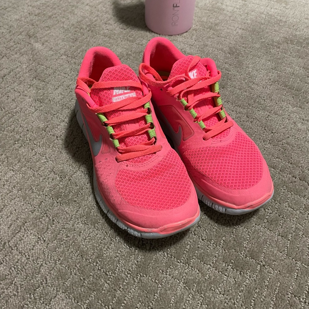 Women’s salmon Nike shoes size 7